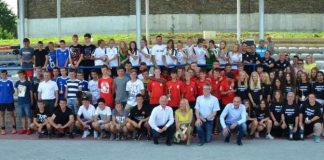 Gruppenbild mit Landräten, Stellvertretern und allen Teams beim Jugendaustauschprojekt mit dem Kreis Schweidnitz (Foto: Kreis Bergstraße)