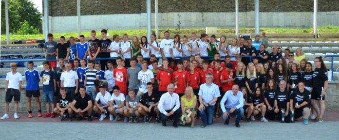 Gruppenbild mit Landräten, Stellvertretern und allen Teams beim Jugendaustauschprojekt mit dem Kreis Schweidnitz (Foto: Kreis Bergstraße)