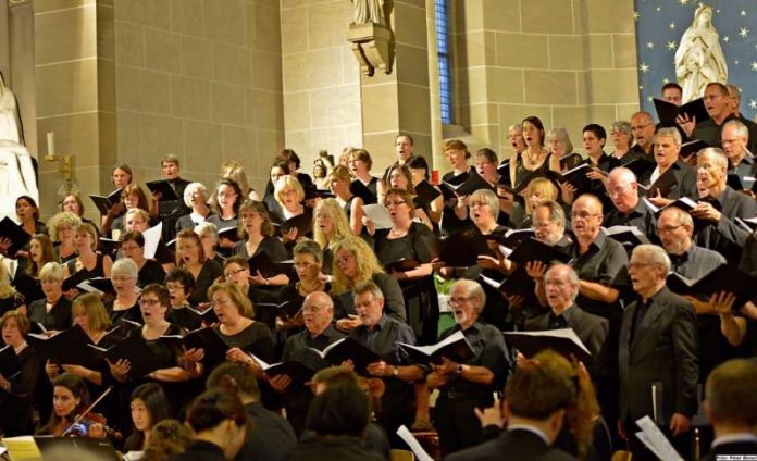 Ein musikalisches Erlebnis der Extraklasse verspricht das Abschiedskonzert des Landkreis-Projektchores in der Pfarrkirche St. Remigius. (Archivbild, Foto: Peter Ebner, Gondelsheim)