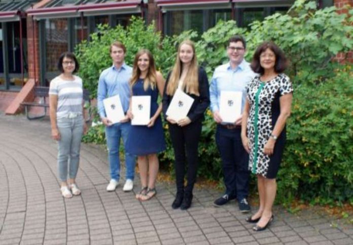 Begrüßung im Kreishaus: Landrätin Theresia Riedmaier (rechts) und Ausbildungsleiterin Angelika Schlinck (links) mit den Kreisinspektoranwärter/innen Fabian Pfaffmann, Vanessa Hoyer, Anna Noltze und Bastian Dietrich (v.l.). (Foto: Kreisverwaltung Südliche Weinstraße) Begrüßung im Kreishaus: Landrätin Theresia Riedmaier (rechts) und Ausbildungsleiterin Angelika Schlinck (links) mit den Kreisinspektoranwärter/innen Fabian Pfaffmann, Vanessa Hoyer, Anna Noltze und Bastian Dietrich (v.l.). (Foto: Kreisverwaltung Südliche Weinstraße)