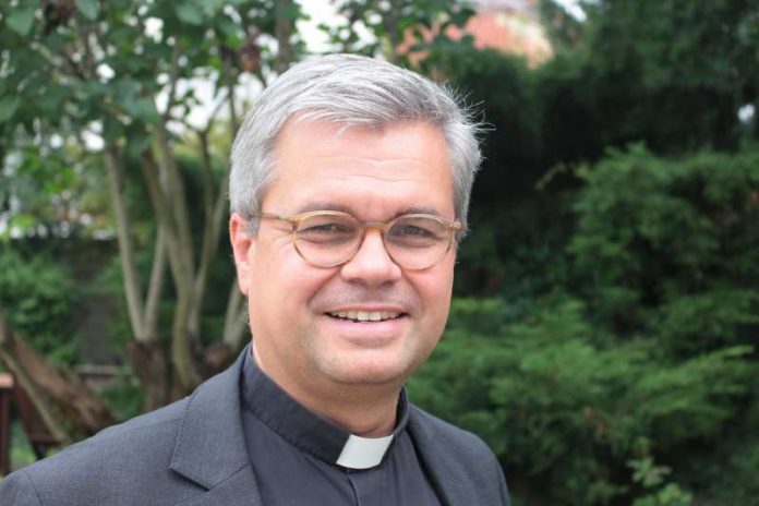 Weihbischof Dr. Udo Markus Bentz wurde von Bischof Peter Kohlgraf am Ende des Weihegottesdienstes zum Generalvikar des Bistums Mainz ernannt. (Foto: Bistum Mainz / Blum)