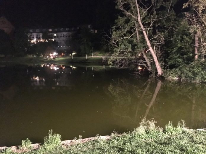 Der „Schwanenweiher“ in der Nacht von Samstag, 26. August, auf Sonntag, 27. August. Nach einem Fischsterben führen Feuerwehr, THW und DLRG dem Gewässer Sauerstoff zu. (Foto: Stadt Landau in der Pfalz)