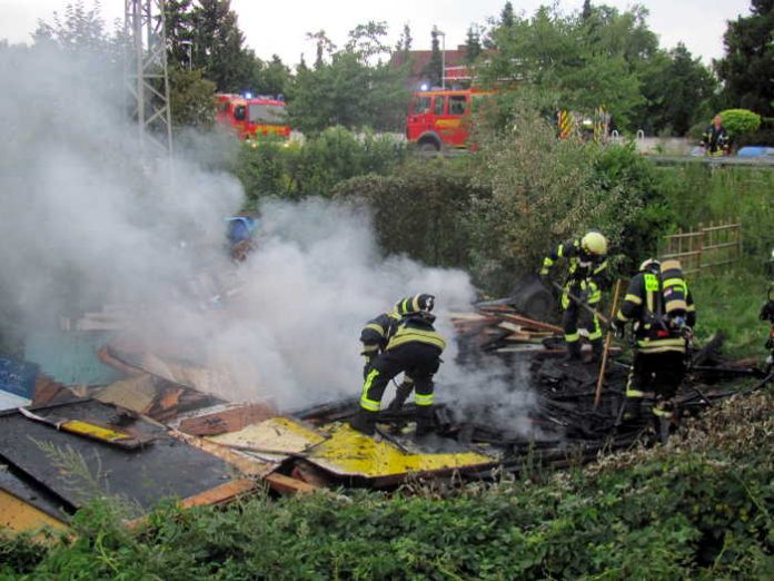 Gartenhausbrand in der Friedrichsfelder Straße Gartenhausbrand in der Friedrichsfelder Straße