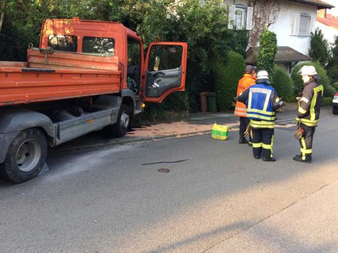 Einsatz am Vorgarten - LKW verliert Betriebsstoffe (Mirko Schöbel)