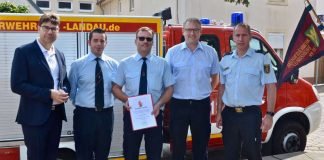 Manfred Möckli erhielt die Ehrennadel der Jugendfeuerwehr des Landes Rheinland-Pfalz (Foto: Feuerwehr Landau)