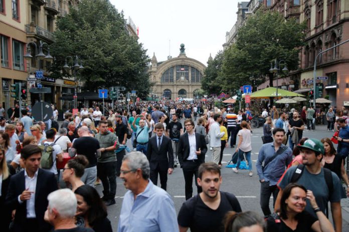 Bahnhofsviertelnacht 2017: Kaiserstraße mit Besuchern (Foto: Stadt Frankfurt/Maik Reuss) Bahnhofsviertelnacht 2017: Kaiserstraße mit Besuchern (Foto: Stadt Frankfurt/Maik Reuss)