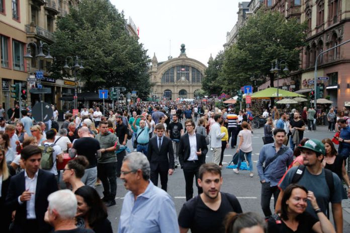 Bahnhofsviertelnacht 2017: Kaiserstraße mit Besuchern (Foto: Stadt Frankfurt/Maik Reuss)