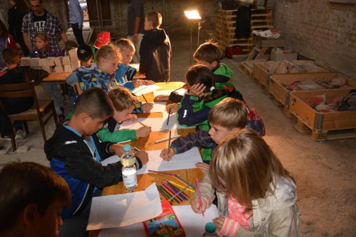 Kinder besuchen alten Dom zu Mainz