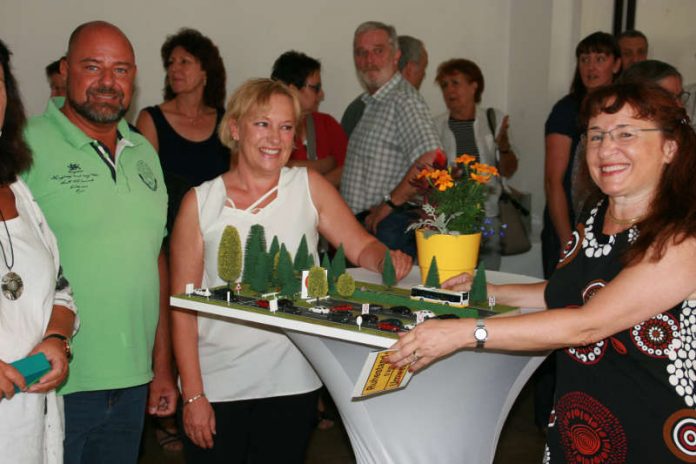 Bei der Verabschiedung von Birgitt Kretzschmar (re.) mit Doris Weiland (ÖPNV-Koordinatorin) und Michael Mauer (ÖPNV-Koordinator). (Foto: Wissenschaftsstadt Darmstadt)