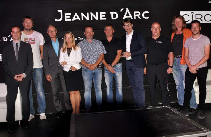 Oberbürgermeister Thomas Hirsch (7.v.l.) und Betreiber Gerd Weber (6.v.l.) luden gemeinsam mit Unterstützerinnen und Unterstützern des Projekts zu einem Pressegespräch, bei dem der neue „Jeanne d’Arc“-Club der Öffentlichkeit vorgestellt wurde. (Foto: Stadt Landau in der Pfalz) Oberbürgermeister Thomas Hirsch (7.v.l.) und Betreiber Gerd Weber (6.v.l.) luden gemeinsam mit Unterstützerinnen und Unterstützern des Projekts zu einem Pressegespräch, bei dem der neue „Jeanne d’Arc“-Club der Öffentlichkeit vorgestellt wurde. (Foto: Stadt Landau in der Pfalz)