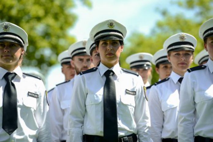 Archivbild: Über 870 PolizeikommissarsanwärterInnen wurden auf dem Hessentag 2017 in Rüsselsheim feierlich vereidigt. (Foto: Staatskanzlei / Sabrina Feige)