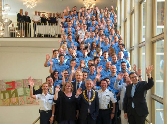 OB Peter Feldmann (M) mit Stadtverordnetenvorsteher Stephan Siegler (2.v.l.), Stadtrat Markus Frank (4.v.l.) und dem stellvertretenden Polizeipräsidenten Walter Seubert (r) zusammen mit den neuen Polizeikräften im Römer (Foto: Bernd Kammerer)