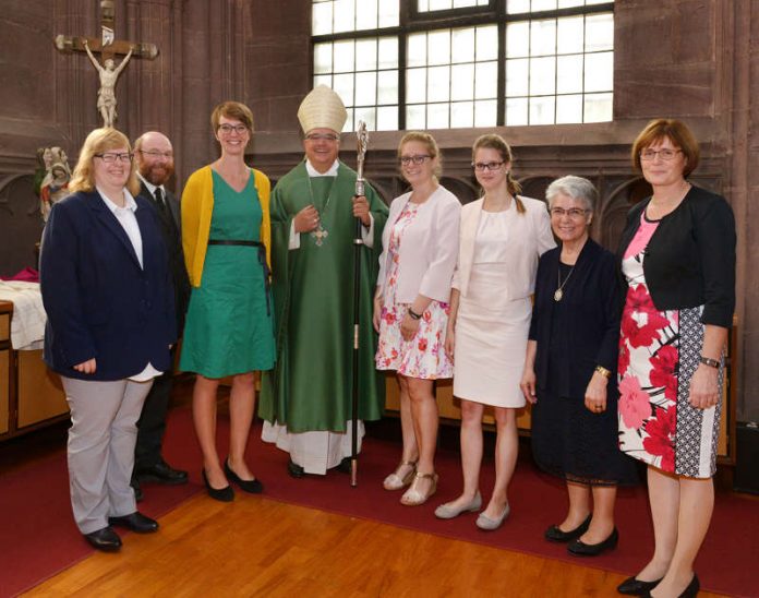 Gruppenfoto in der Sakristei (v.l.n.r.: Nina Bender, Matthias Zech, Dominique Haas, Bischof Dr. Karl-Heinz Wiesemann, Kerstin Humm, Amanda Wrzos, Sr. Maria Pura Escudero, Marianne Steffen) (Foto: Klaus Landry)