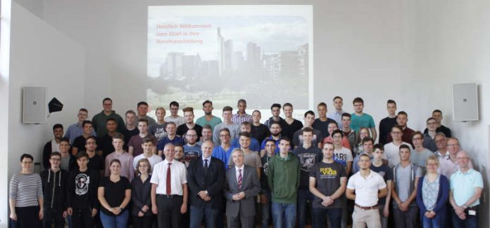 Der Geschäftsführer der Stadtwerke Frankfurt Holding, Thomas Wissgott (vorn M), und der Leiter Konzern-Berufsausbildung, Michael Brümmer (vorn, graues Jackett), im Kreise der neuen technischen Auszubildenden der Unternehmensgruppe Stadtwerke (Foto: Stadtwerke Frankfurt) Der Geschäftsführer der Stadtwerke Frankfurt Holding, Thomas Wissgott (vorn M), und der Leiter Konzern-Berufsausbildung, Michael Brümmer (vorn, graues Jackett), im Kreise der neuen technischen Auszubildenden der Unternehmensgruppe Stadtwerke (Foto: Stadtwerke Frankfurt)