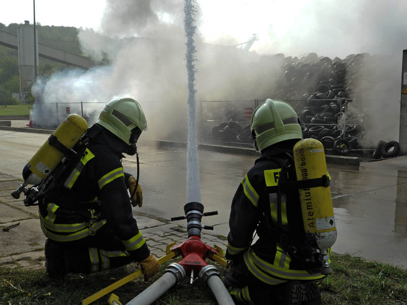 Brandbekämpfung des Reifenbrands (Foto: Helmut Dell)