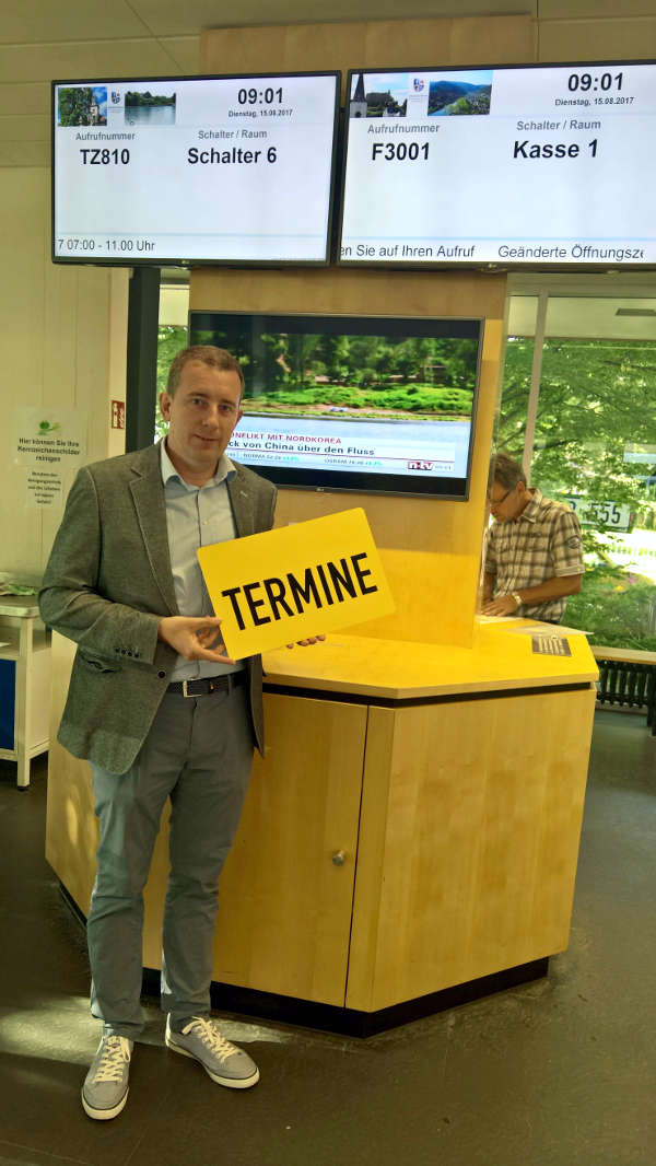 Der Kreisbeigeordnete Karsten Krug präsentiert den neuen Buchungsservice in der Zulassungsstelle. (Foto: Kreis Bergstraße) Der Kreisbeigeordnete Karsten Krug präsentiert den neuen Buchungsservice in der Zulassungsstelle. (Foto: Kreis Bergstraße)