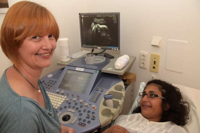 Dr. Daniela Reitz bei einer Ultraschall-Untersuchung (Foto: Klinikum Darmstadt GmbH)