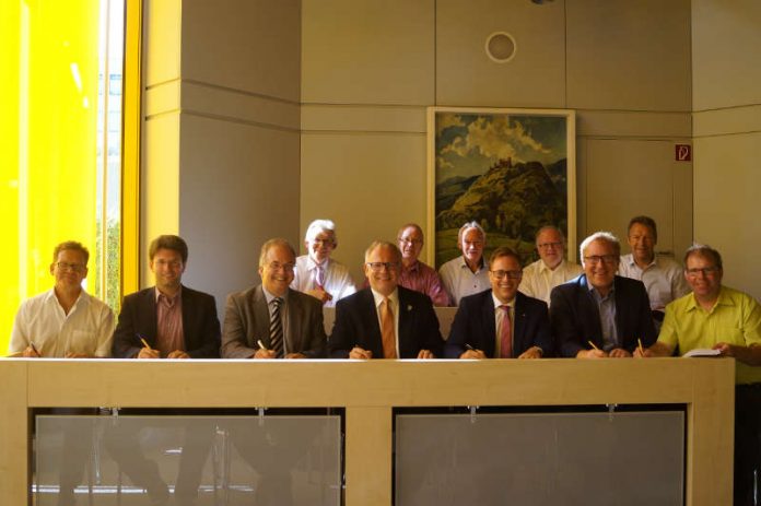 Obere Reihe: Reinhold Niederhöfer (VG Grünstadt-Land), Manfred Kirr (VG Lambrecht), Lothar Lorch (Haßloch), Karl Meister (VG Hettenleidelheim), Klaus Wagner (Grünstadt) Untere Reihe: Peter Lubenau (VG Deidesheim), Christoph Glogger (Bad Dürkheim), Thomas Pensel (Energieagentur), Landrat Hans-Ulrich Ihlenfeld, Ralph Schlusche (VRRN), Torsten Bechtel (VG Wachenheim), Jürgen Oberholz (VG Freinsheim). (Foto: Kreisverwaltung Bad Dürkheim)