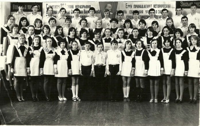 Deutsche Schüler im Jahr 1978 in Batamschinsk im Gebiet Aktobe in Kasachstan: Die Wanderausstellung, die vom 22. August bis 12. September im Foyer des Landauer Rathauses zu sehen ist, beschäftigt sich mit Geschichte, Gegenwart und Integration der Deutschen aus Russland. (Quelle: Landsmannschaft der Deutschen aus Russland)