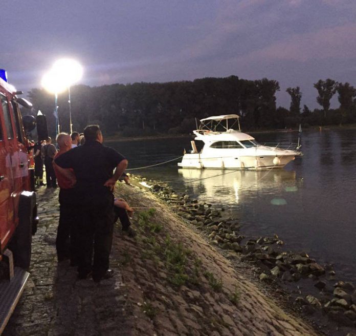 Die beschädigte Yacht (Foto: Feuerwehr Germersheim)