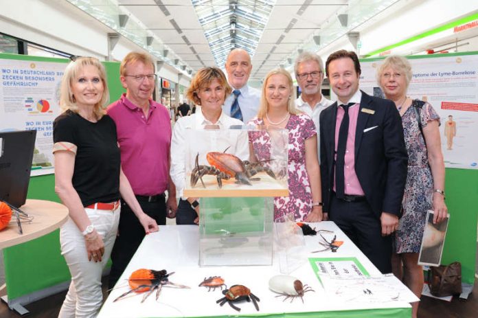 Erste Kreisbeigeordnete und Gesundheitsdezernentin Diana Stolz (4.v.r.) eröffnete die Ausstellung im Rhein-Neckar-Zentrum in Viernheim. Die Besucher des Einkaufszentrums konnten sich eine Woche lang über die Risiken und Gefahren eines Zeckenstiches informieren. (Foto: Marcus Schwetasch) Erste Kreisbeigeordnete und Gesundheitsdezernentin Diana Stolz (4.v.r.) eröffnete die Ausstellung im Rhein-Neckar-Zentrum in Viernheim. Die Besucher des Einkaufszentrums konnten sich eine Woche lang über die Risiken und Gefahren eines Zeckenstiches informieren. (Foto: Marcus Schwetasch)