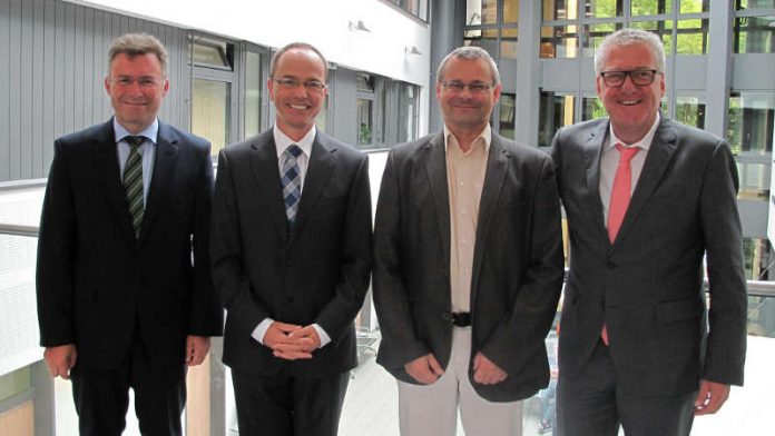 Der zukünftige Chefarzt der Klinik für Innere Medizin an beiden Standorten der Neckar-Odenwald-Kliniken Dr. Rüdiger Mahler (2. v. l.) zusammen mit Chefarzt Dr. Fritz-Karl Matzkies sowie dem Aufsichtsratsvorsitzenden Dr. Achim Brötel und Klinikgeschäftsführer Norbert Mischer. (Foto: Neckar-Odenwald-Kliniken)