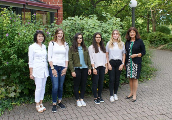 Willkommen im Kreishaus: Landrätin Theresia Riedmaier (rechts)  und Ausbildungsleiterin Angelika Schlinck (links) mit der Jahrespraktikantin Fabienne Spieß sowie den Auszubildenden Lisa Matz, Stefanie Matz und Emma Mosbach (v.l.) (Foto: Kreisverwaltung Südliche Weinstraße)