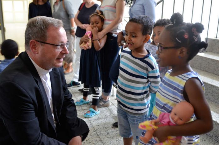 Der Limburger Bischof Georg Bätzing besuchte eine Flüchtlingsunterkunft (Foto: Katholische Stadtkirche Frankfurt)