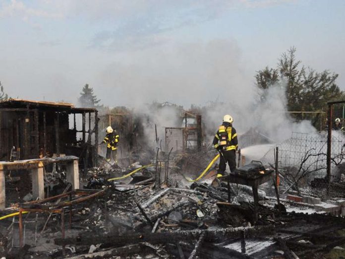Die Gartenhütten wurden durch den Brand zerstört (Foto: Feuerwehr Darmstadt) Die Gartenhütten wurden durch den Brand zerstört (Foto: Feuerwehr Darmstadt)