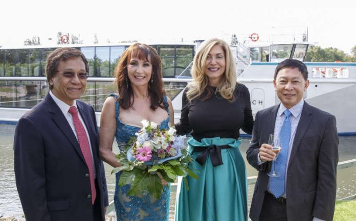 Tan Sri Lim Kok Thay, Chairman und CEO von Genting Hong Kong, Crystal Bach Taufpatin Anna-Maria Kaufmann, Crystal CEO und President Edie Rodriguez und Genting Hong Kong Group President Colin Au bei der Taufzeremonie der Crystal Bach in Rüdesheim (Foto: Crystal)