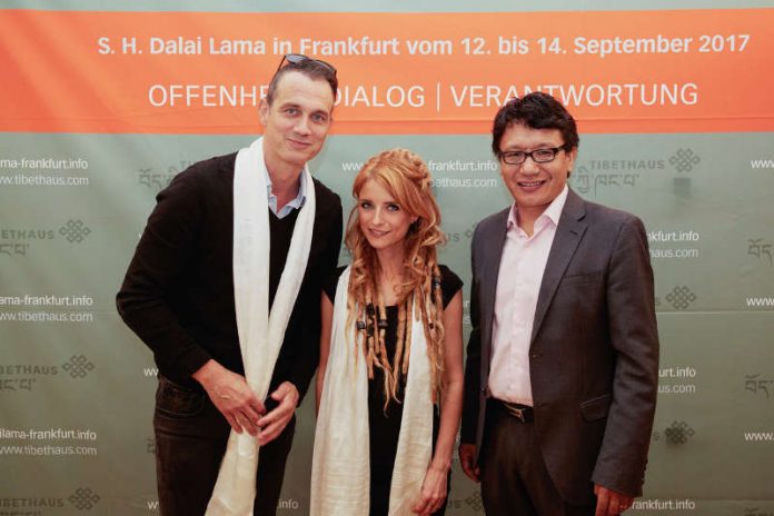 Schauspieler & Moderator Ralf Bauer, Liedermacherin Sarah Lesch und der geschäftsführende Vorstand Puntsok Tsering bei der heutigen Pressekonferenz im Tibethaus. (Foto: Tibethaus Deutschland)