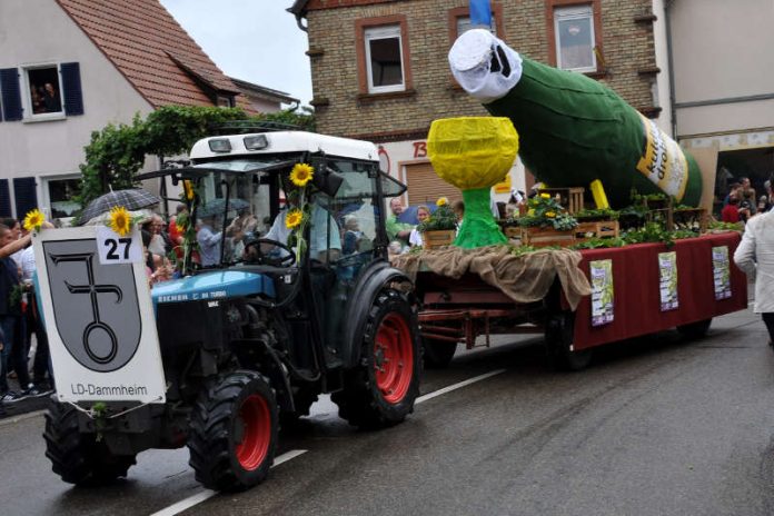 Auch beim Festumzug in Godramstein am zurückliegenden Wochenende warb das Stadtdorf Dammheim für die Weinkerwe vom 18. bis 21. August. (Foto: Stadt Landau in der Pfalz)