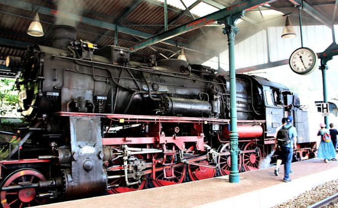 Historischer Dampfzug beim Herrenalber Bahnhofsfest. (Foto: Gartenschau Bad Herrenalb 2017)