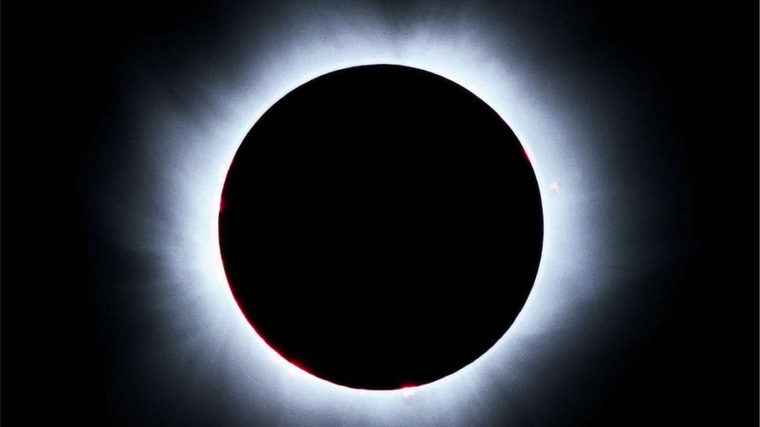 Magischer Moment bei totaler Sonnenfinsternis - die Korona der Sonne wird sichtbar (Quelle: ESO.)