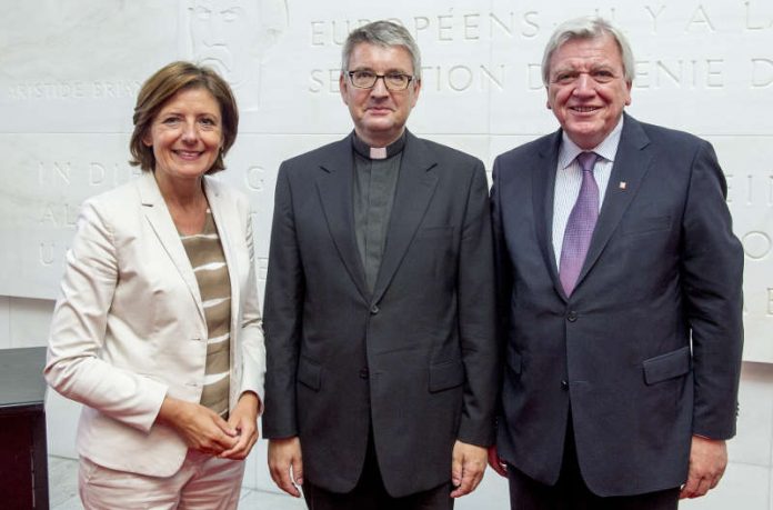 Ministerpräsidentin Malu Dreyer mit Bischof des Bistums Mainz, Professor Dr. Peter Kohlgraf und dem hessischen Ministerpräsidenten Volker Bouffier. (Foto: Staatskanzlei/Torsten Silz)