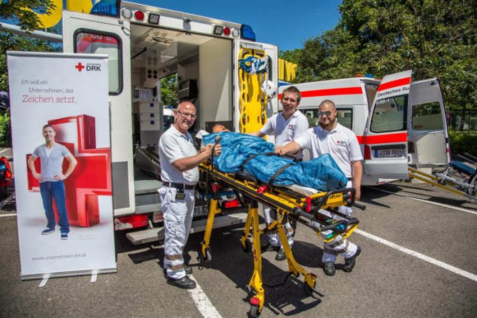 Rettungswagenbesatzung (Foto: Thorsten Sperk