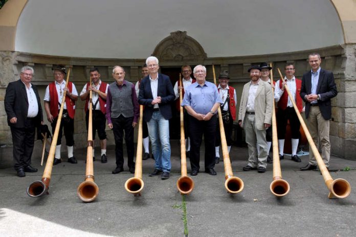 Die letzten Goetheparkplaudereien des Jahres 2017: Moderator Wilhelm Hauth (l.) lud zum Thema „Unsterbliche Mundart“. Bürgermeister und Kulturdezernent Dr. Maximilian Ingenthron (r.) nutzte die Gelegenheit, um den Organisatorinnen und Organisatoren, den Teilnehmenden sowie allen Unterstützerinnen und Unterstützern zu danken. (Foto: Stadt Landau in der Pfalz)