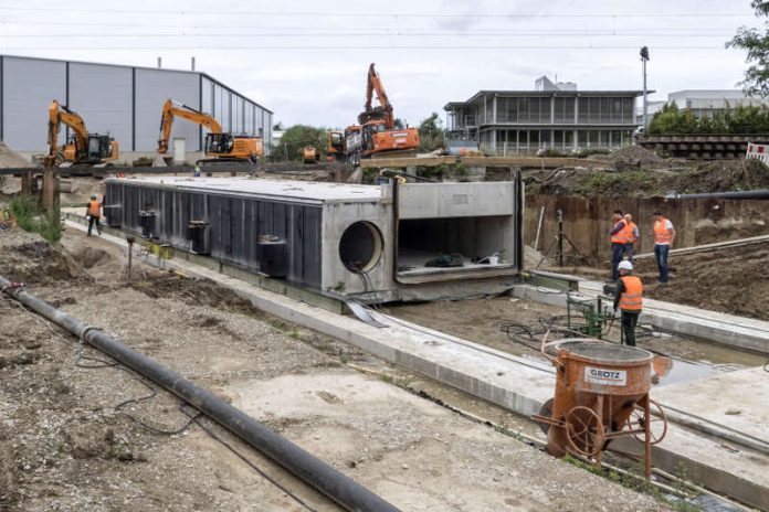 Der Megakanal mit 350 Tonnen Eigengewicht wird Millimeter für Millimeter bald in seine Endlage verbracht. (Foto: Stadt Bruchsal) Der Megakanal mit 350 Tonnen Eigengewicht wird Millimeter für Millimeter bald in seine Endlage verbracht. (Foto: Stadt Bruchsal)
