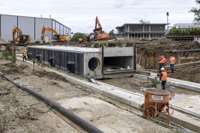 Der Megakanal mit 350 Tonnen Eigengewicht wird Millimeter für Millimeter bald in seine Endlage verbracht. (Foto: Stadt Bruchsal)