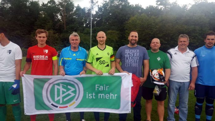 air Play Ehrung (Ralf Longerich (2. v.r.), Aldo Esposito (3. v.r.)und Boris Cerovic (4. v.r.) (Foto: bfv)