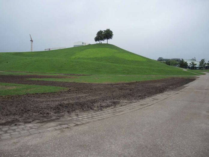 Das Gartenbauamt hat den Randstreifen entlang des Weges zur Europahalle an der Festwiese gefräst und gelockert. (Foto: Stadt Karlsruhe)