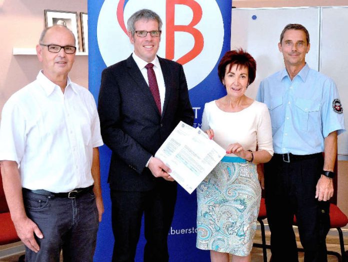 Heribert Koob, stellv. Leiter Brand- und Katastrophenschutz, Landrat Christian Engelhardt, Bürgermeisterin Bärbel Schader und Stadtbrandinspektor Uwe Schara bei der Bescheidübergabe (Foto: Kreis Bergstraße)