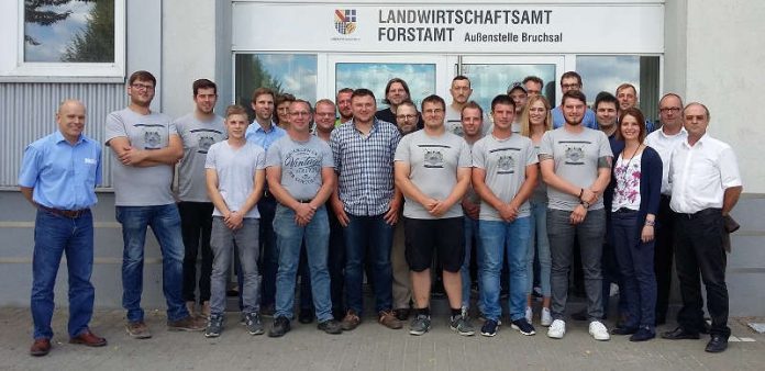 Haben die Fachschule für Landwirtschaft Bruchsal erfolgreich gemeistert: Die neuen „Staatliche geprüften Fachkräfte für Landwirtschaft“. Zu diesem Erfolg gratulierten Dr. Ulrich Kraft, Leiter des Landwirtschaftsamtes des Landratsamtes Karlsruhe (links), und Dr. Ulrich Roßwag, Abteilungspräsident im Regierungspräsidium Karlsruhe (rechts). (Foto: Landratsamt Karlsruhe)