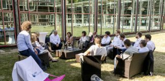 Malu Dreyer tauscht sich mit Start-ups des "Freischwimmer" über Ideen für die Zukunft aus. (Bildquelle: Axel Heiter/TWL)