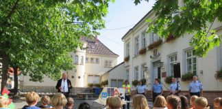 Oberbürgermeister Löffler sowie die Verkehrssicherheitsberater Peter Euler und Daniela Feig stellen den Kindern das Maskottchen Willi Wachsam vor. (Foto: Stadtverwaltung Neustadt)