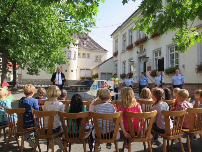 Oberbürgermeister Löffler sowie die Verkehrssicherheitsberater Peter Euler und Daniela Feig stellen den Kindern das Maskottchen Willi Wachsam vor. (Foto: Stadtverwaltung Neustadt)