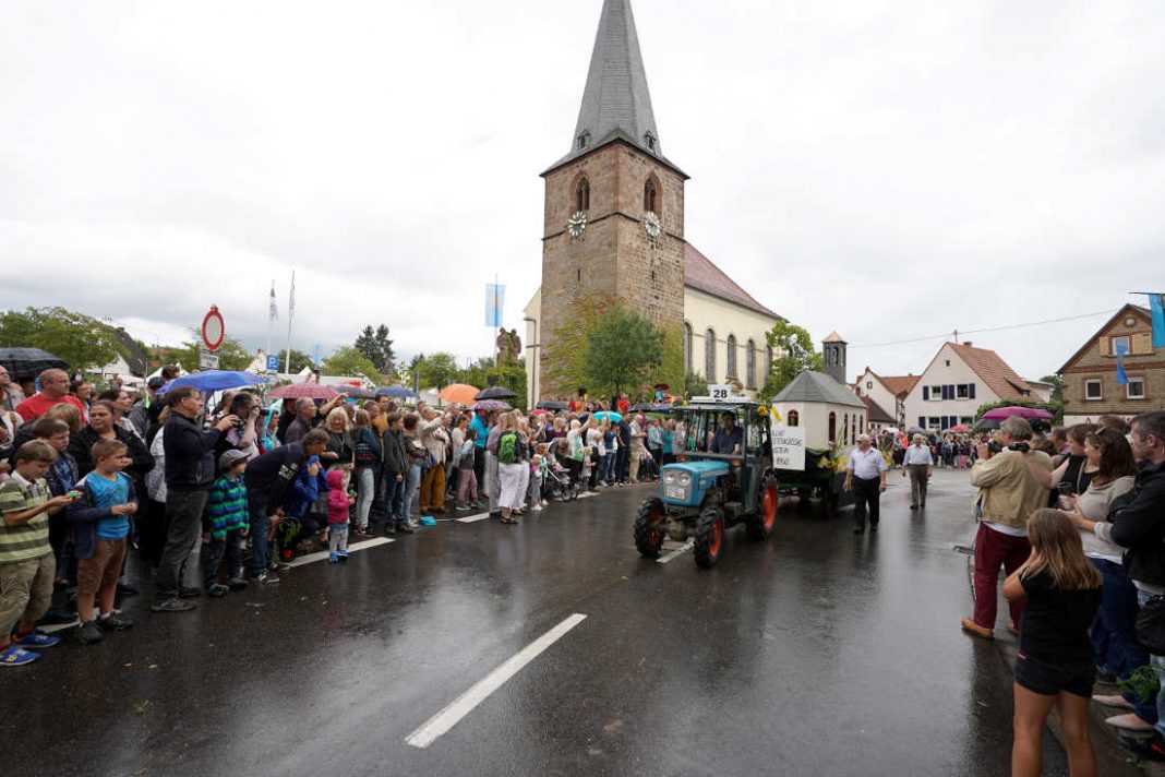 Der Festwagen der Kath. Kirchengemeinde Godramstein vor vielen Besuchern (Foto: Holger Knecht)