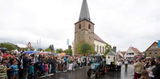 Der Festwagen der Kath. Kirchengemeinde Godramstein vor vielen Besuchern (Foto: Holger Knecht)