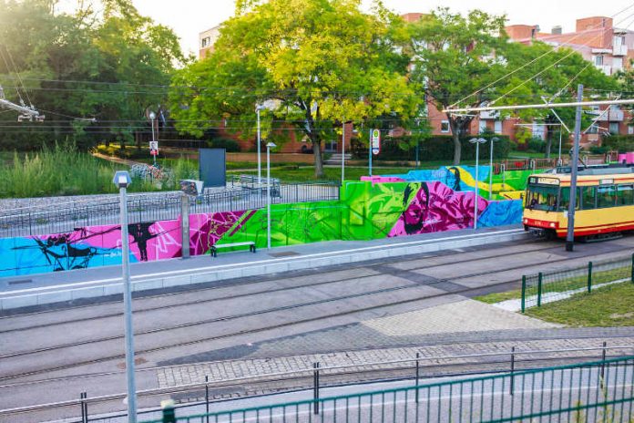 Ein echter Hingucker ist das neue Wandgemälde an der Haltestelle Haus-Bethlehem, das die Graffiti-Künstler vom Team Combo in den vergangenen Wochen gestaltet haben (Fotos: Paul Gärtner)