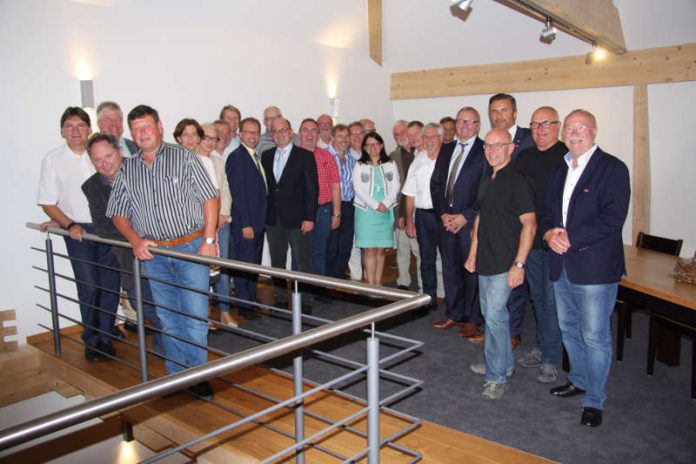 Traditionelle Gesprächsrunde regionaler Vertreter des Handwerks, der Bildungseinrichtungen sowie der Politik. (Foto: Kreisverwaltung Alzey-Worms) Traditionelle Gesprächsrunde regionaler Vertreter des Handwerks, der Bildungseinrichtungen sowie der Politik. (Foto: Kreisverwaltung Alzey-Worms)
